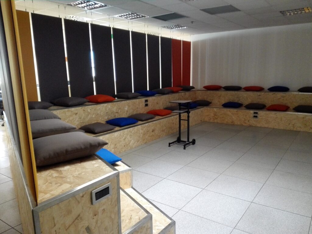 Ambiente meeting riservato con schermature e comfort visivo – Capgemini Marcon