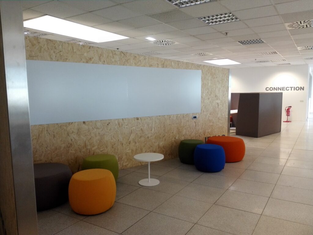 Area relax e brainstorming con sedute morbide – Capgemini Marcon