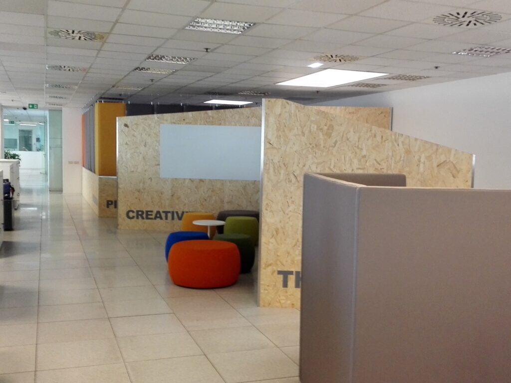 Area eventi collaborativa con sedute informali – Capgemini Marcon