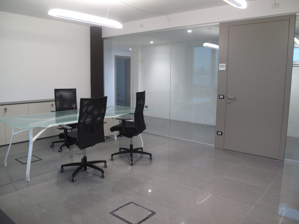 Sala meeting funzionale con arredi minimal – Povelato
