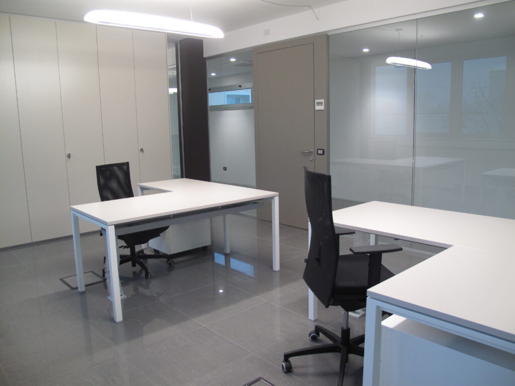 Ufficio operativo con design pulito e contemporaneo – Povelato