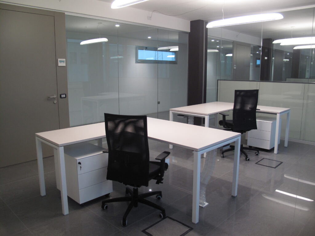 Postazione lavoro con pareti divisorie in vetro – Povelato