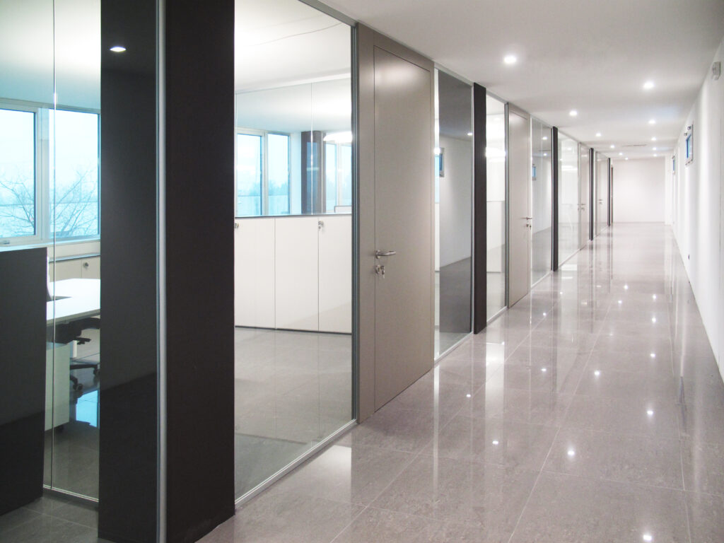 Distribuzione spazi con pareti divisorie su misura – Povelato