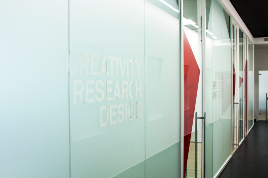 Pareti divisorie in vetro personalizzate per Gibus