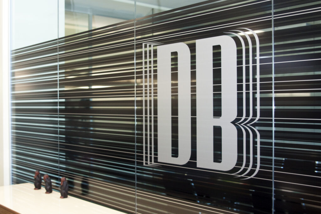 Pellicola personalizzata su vetro con logo aziendale – DB Electronics