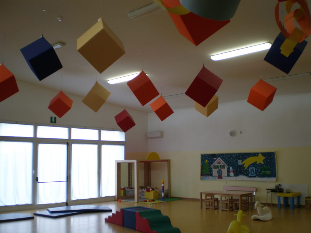 Scuola Materna Gazzo Padovano - Aula con soffitto acustico e arredi