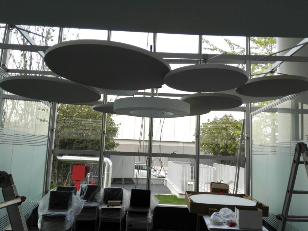 Open space Remax Milano – pannelli acustici sospesi