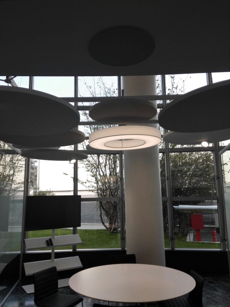 Open space Remax Milano – pannelli acustici sospesi