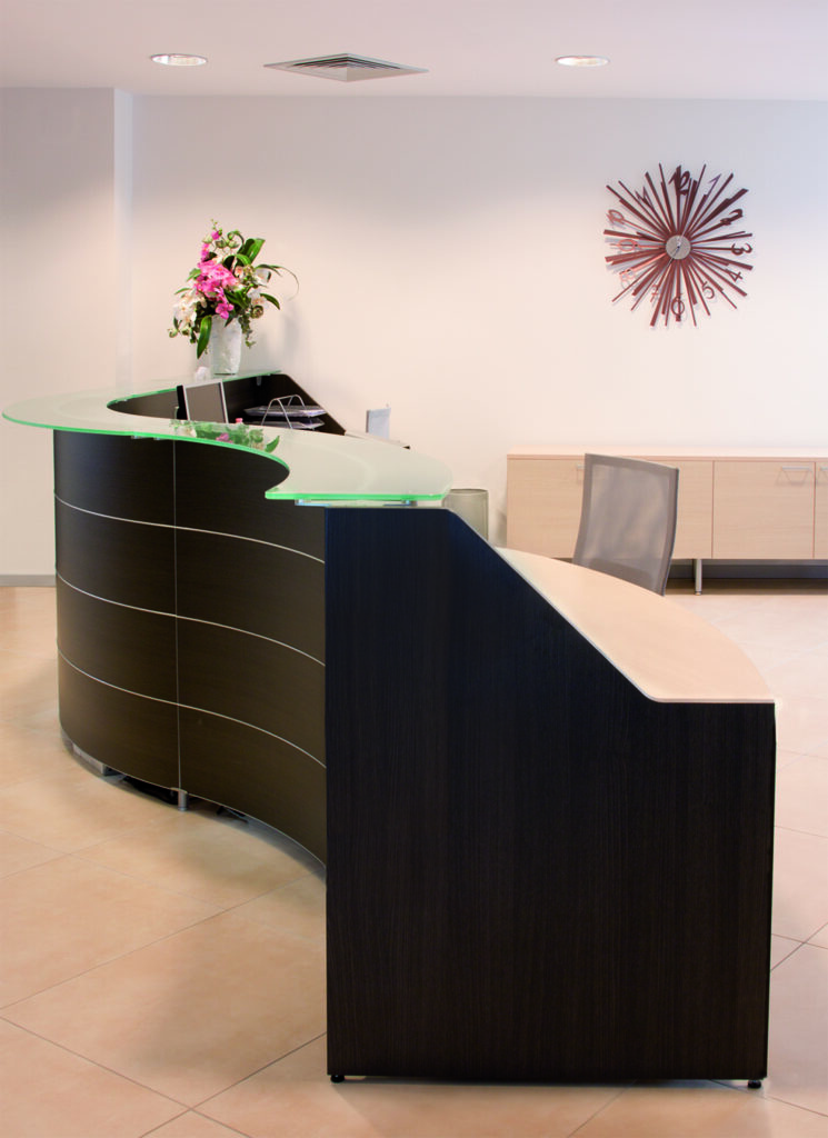 Reception accogliente con banco su misura – CQOP