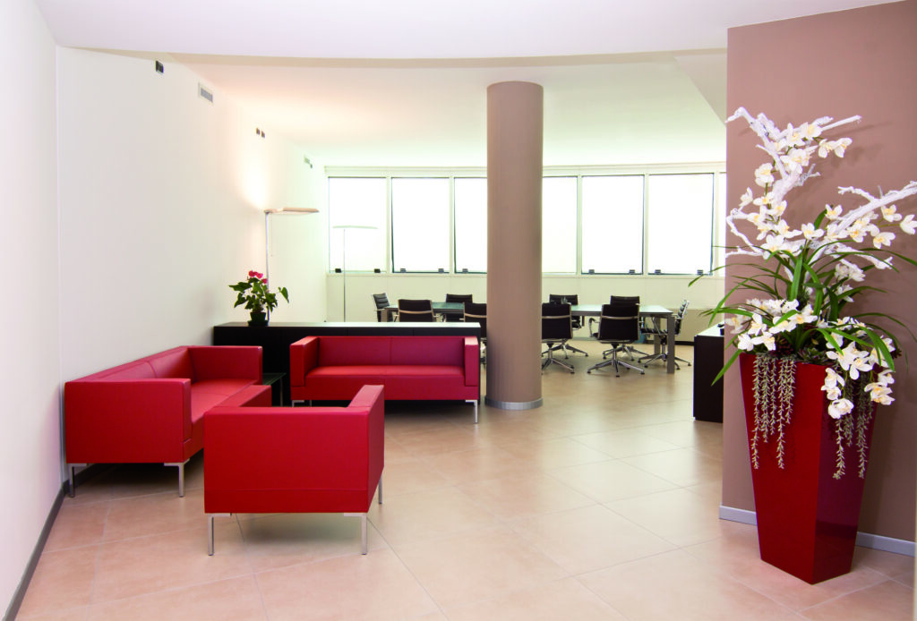 Sala d’attesa con sedute lounge e design accogliente – CQOP